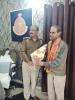 डॉ.डी.एस.संधु को सम्मानित करते हुए विवेक शर्मा एसडीओपी अशोक नगर 